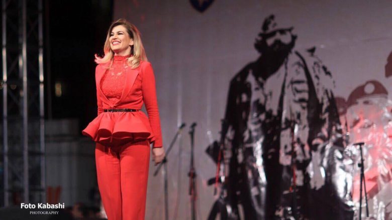 Leonora Jakupi e veshur me të kuqe, emocionon publikun në Drenicë në “Natën e Zjarreve” (Foto/Video)