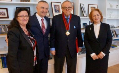 Meta i dorëzon Ahtisaarit “Dekoratën e Flamurit Kombëtar”