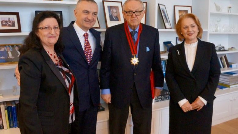 Meta i dorëzon Ahtisaarit “Dekoratën e Flamurit Kombëtar”