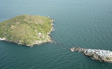 Ishulli i vogël më i populluar në botë, pranë ishullit të madh pa asnjë banor! (Foto/Video)