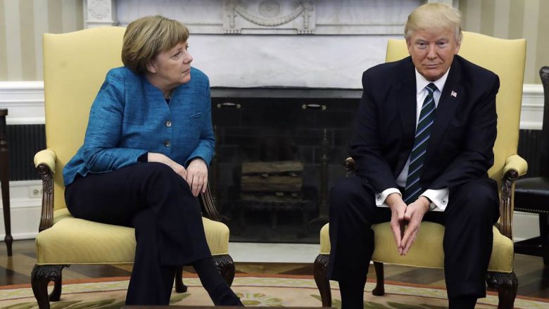 Merkel lexoi intervistën për Playboy, gjatë përgatitjeve për takimin me Donald Trump!