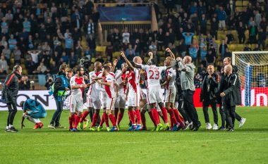 Festa e çmendur e lojtarëve të Monacos në dhomat e zhveshjes pasi eliminuan Manchester Cityn (Video)