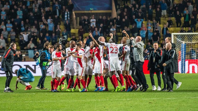 Festa e çmendur e lojtarëve të Monacos në dhomat e zhveshjes pasi eliminuan Manchester Cityn (Video)