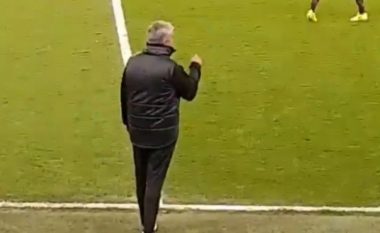Tifozët e Chelseat e fyejnë Mourinhon, ai ua tregon gishtat e titujve (Video)