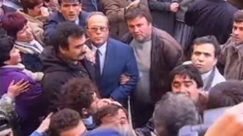 Pamje të rralla: Kur Fatos Nano doli si hero nga burgu për varrimin e së ëmës (Video)