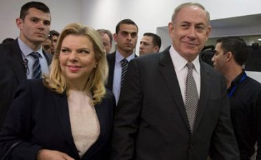 “Netanyahun e ka nxjerrë e shoqja nga makina” – paditet gazetari