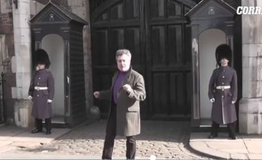 Turisti kërcen përpara pallatit St James, rojet humbin durimin (Video)