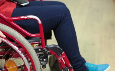 Rrëfimi për pacienten që dyshohet se u paralizua pas operimit (Video)