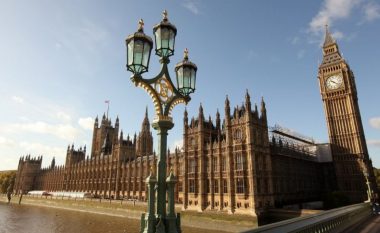 Të shtëna jashtë Parlamentit britanik (Foto/Video)