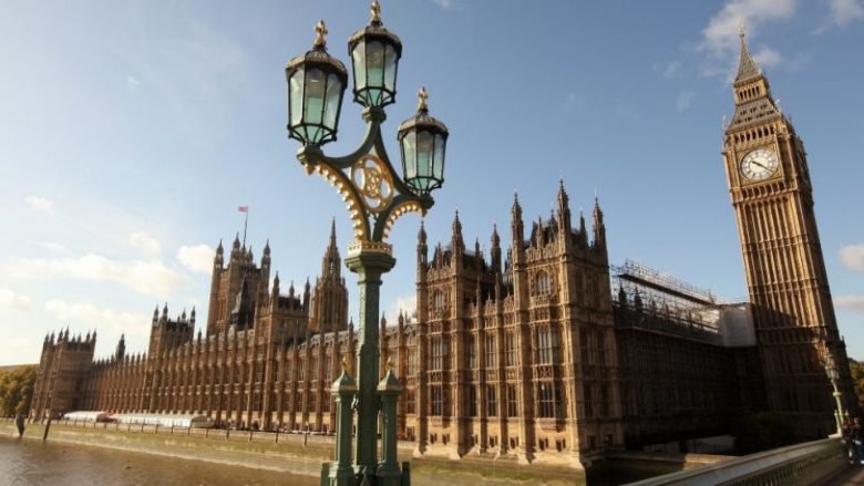 Të shtëna jashtë Parlamentit britanik (Foto/Video)