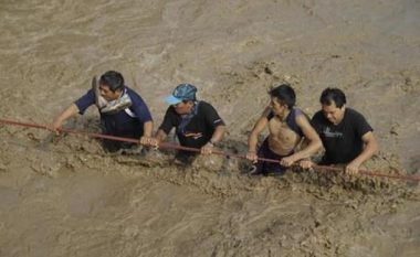 Përmbytjet në Peru marrin 65 jetë