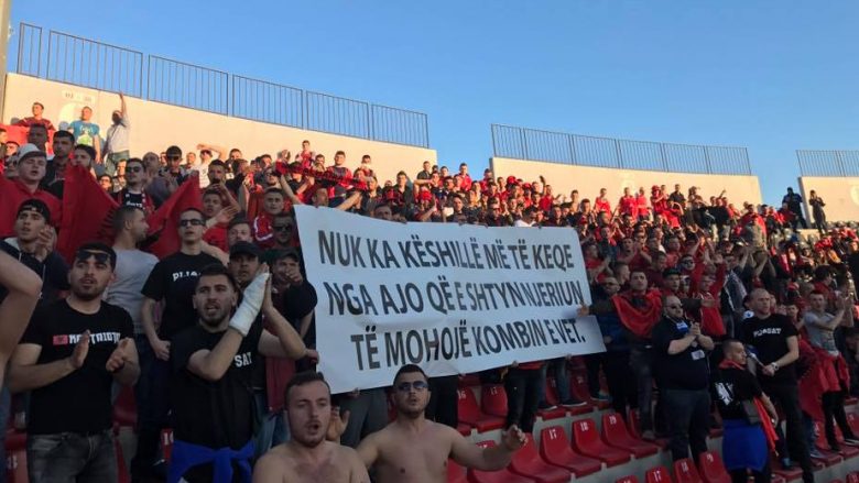Plisat me mesazh nga Elbasan Arena (Foto)