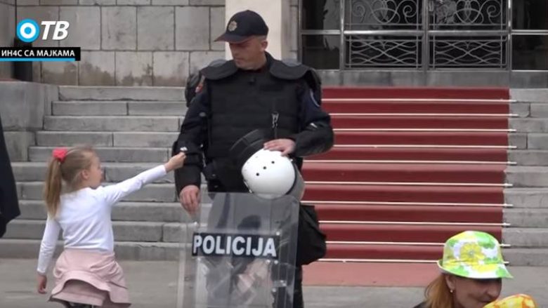 Polici refuzon lulen e vogëlushes, “gozhdohet” nga përdoruesit e rrjeteve sociale (Video)