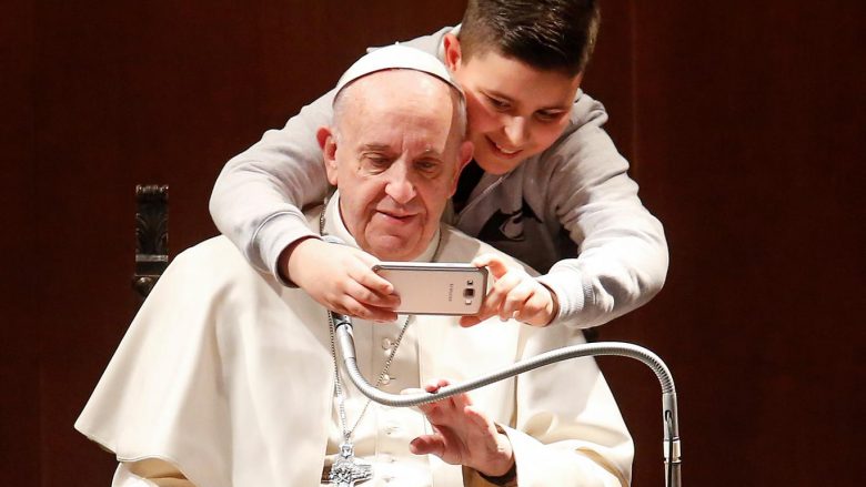 Papa Francesku këshillon të rinjtë: Mos humbni kohë me “reality show” dhe mediat sociale
