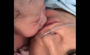 “Puthja e parë e bebes për nënën”: Videoja të cilën e shikon, kënaqesh dhe mbetesh pa fjalë! (Video)