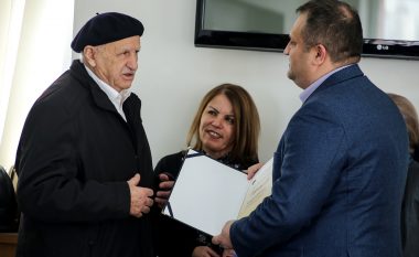 Prishtina nderon veteranët e arsimit të moshës 80 vjeçare (Foto)