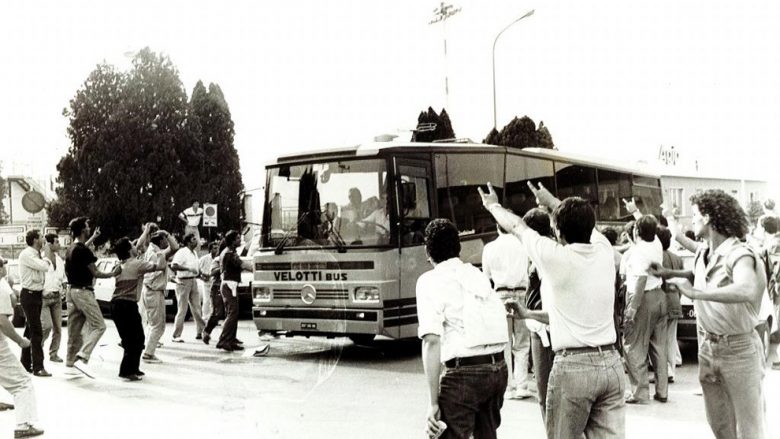 Kur Real Madridi ishte pritur me parullën ‘Mirëserdhët bastardë’ – Gurë, vezë, e drunj u hodhën në drejtim të tyre (Foto/Video)