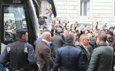 Real Madridi arrin në Napoli, tifozët napolitan e presin CR7 me picë (Foto)