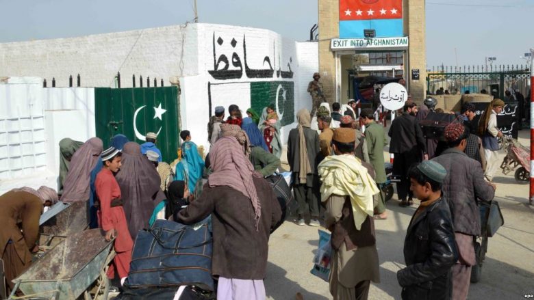 Mijëra afganë kthehen nga Pakistani
