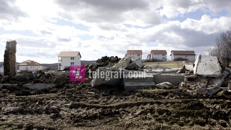 Shtëpitë e rrëzuara në Hade, pa leje ndërtimi (Foto)