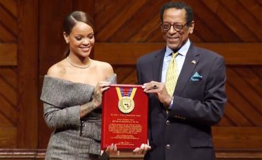 Rihanna pranon çmimin “Humanistja e vitit” nga Universiteti i Harvardit (Foto)
