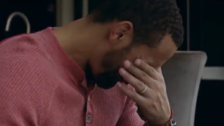 Ish-ylli i Unitedit përlotet teksa flet rreth humbjes së bashkëshortes (Video)