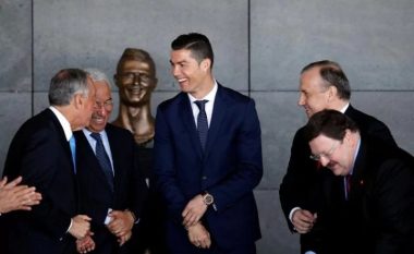 Statuja e Ronaldos më shumë po i ngjan futbollistit të kombëtares shqiptare se sa portugezit (Foto)