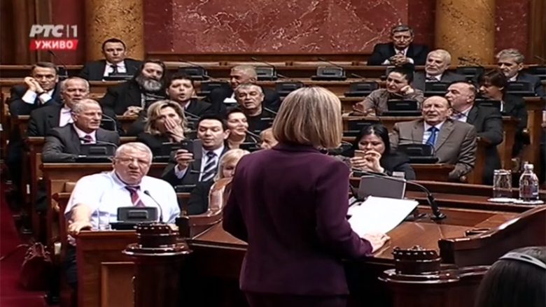 Kaos në Parlamentin serb, radikalët i thonë Mogherinit “Nuk na duhet Unioni” (Foto/Video)