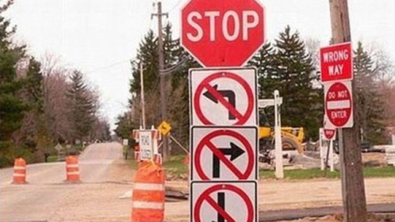 Vozitësit tregojnë shenjat më të çuditshme rrugore, të cilat i kanë hasur nëpër botë (Foto)