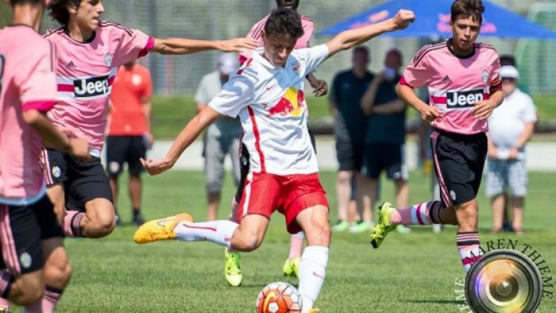 Talenti nga Kosova nënshkruan kontratë profesionale me skuadrën austriake