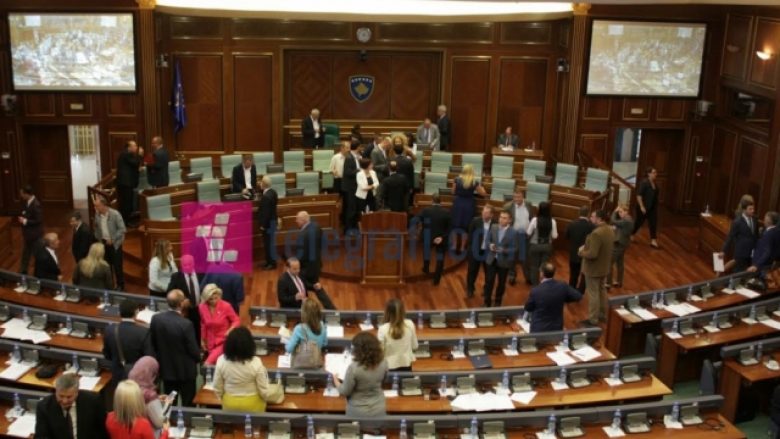 Veteranët ‘protestë’ në Kuvend, ndërpritet seanca në shenjë solidarizimi me Haradinajn