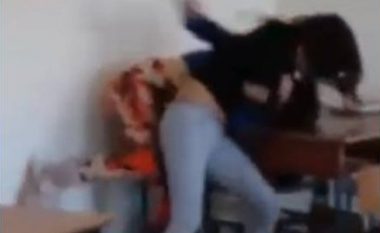 Sherr ndërmjet adoleshenteve shqiptare, dy gjimnaziste zihen për një djalë! (Video)