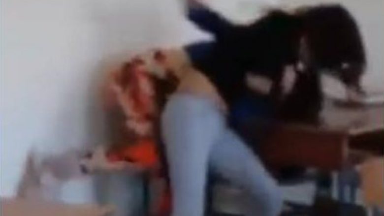 Sherr ndërmjet adoleshenteve shqiptare, dy gjimnaziste zihen për një djalë! (Video)