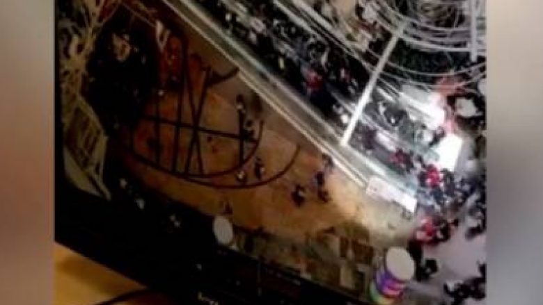 Shkalla ndërron papritur drejtim, 18 të lënduar në një qendër tregtare në Hong Kong (Video)