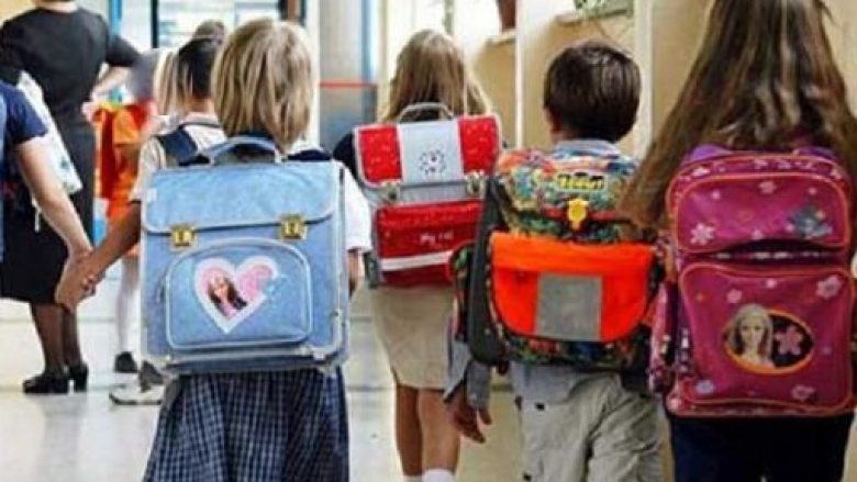 Disa komuna në Maqedoni i bashkohen nismës për t’i ndihmuar filloristët, dhurojnë çanta dhe mjete shkollore pa pagesë