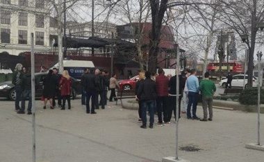 Komuna Qendër vendos të ndalohen punimet në bregun e lumit Vardar