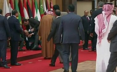 Presidenti libanez “ia sheh sherrin” qilimit të kuq, rrëzohet me fytyrë për tokë (Video)