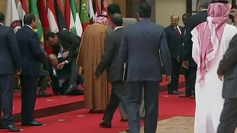 Presidenti libanez “ia sheh sherrin” qilimit të kuq, rrëzohet me fytyrë për tokë (Video)