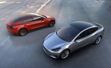 Elon Musk shfaq produktin më të ri të Tesla në profilin e tij në Twitter