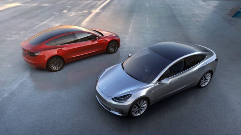 Elon Musk shfaq produktin më të ri të Tesla në profilin e tij në Twitter