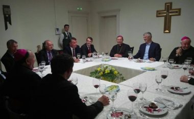 Presidenti Thaçi në darkën me Monsinjor Vinzenzo Paglia në Ipeshkvinë e Kosovës (Foto)