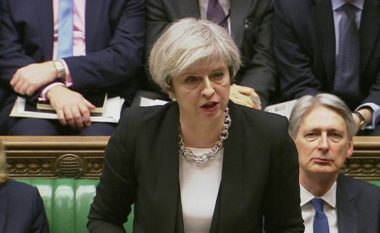 Parlamenti britanik rifilloi seancën plenare pas sulmit