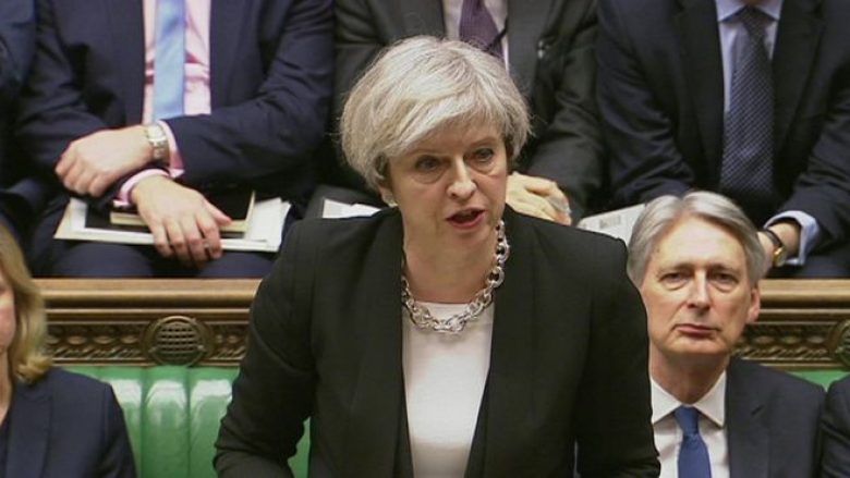 Parlamenti britanik rifilloi seancën plenare pas sulmit