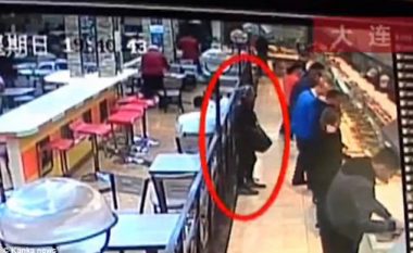 Vetëm pse “e shikoi në sy”, nxori dy thika të gjata dhe e sulmoi klientin në restorant (Video,+16)