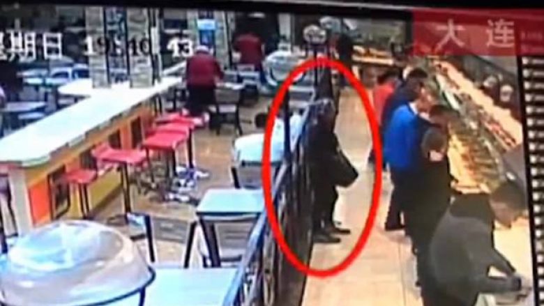 Vetëm pse “e shikoi në sy”, nxori dy thika të gjata dhe e sulmoi klientin në restorant (Video,+16)