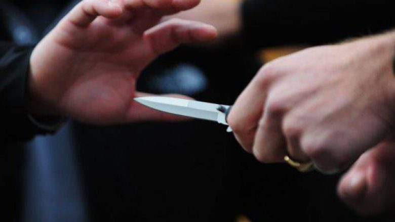 Theret me thikë një person në Fushë Kosovë