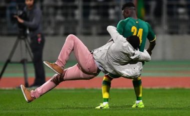 Tifozët hyjnë në fushë, sulmojnë futbollistët e Bregut të Fildishtë dhe Senegalit (Video)