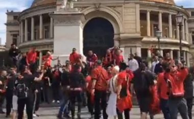 Tifozët kuqezi dhurojnë spektakël në rrugët e Palermos (Video)