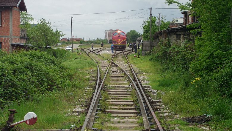 Treni e godet një person në Pejë (Foto)