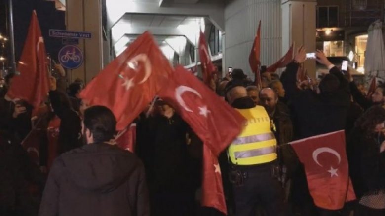 Protesta në Rotterdam, eskalojnë raportet mes Turqisë e Holandës (Video)